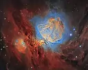 Nébuleuse d'Orion. Les couleurs ne sont pas réelles, mais choisies par l'utilisation de filtres à bande étroite. Le rouge représente l'émission Sii, le vert/orange l'émission Hα, et le bleu l'émission Oiii (Oxygène doublement ionisé). Pour représenter tous les éléments de cette portion du ciel, il faut réaliser un important traitement de lumière : le centre peut être vu en seulement 15 secondes, mais au moins 15 heures de pause sont nécessaires pour recevoir les nuages extérieurs. Novembre 2019.