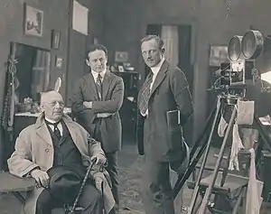 Harry Kellar (en visite), Harry Houdini et Irvin Willat sur le tournage du film.