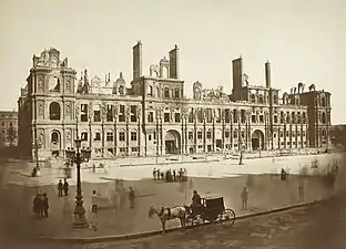 Ruines de l'hôtel de ville après l'incendie de 1871, photographie d’Auguste Hippolyte Collard, New York, Metropolitan Museum of Art.