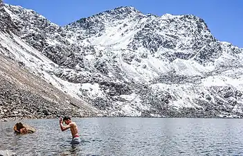 Bain dans le lac sacré, 2016