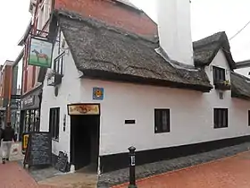 The Horse & Jockey, pub avec un toit de chaume.