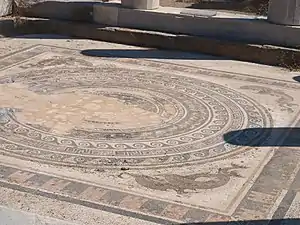 Vue rapprochée de la mosaïque à motif de cercle inscrit dans un carré.