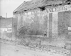 Dessin de propagande allemand sur un mur de la rue de Prémont ; (photo prise le 9 novembre 1918)