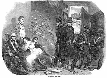 Un commissaire coiffé d'un bicorne, un policier en civil et des soldats recherchent des armes chez des particuliers. Gravure publiée dans The Illustrated London News.