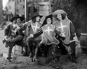 Gino Corrado, Leon Barry, Douglas Fairbanks et Stanley J. Sandford (de g. à d.)- photo promotionnelle -