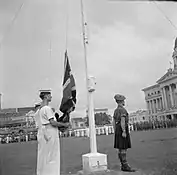 Le drapeau du Royaume-Uni est hissé lors de la reddition officielle de toutes les armées du sud japonais.