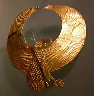 Gorgerin en or représentant la déesse Nekhbet trouvé sur les restes de la momie
