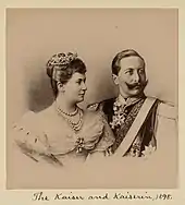 Photographie en noir et blanc d'un couple vu en buste. l'homme porte des décorations militaires et la femme un diadème et de nombreux bijoux.