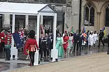 Invités au couronnement (représentants des royaumes du Commonwealth) entrant dans l'Abbaye de Westminster.