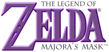 Zelda est inscrit en grosses lettres violettes. Le reste du titre Majora's Mask est inscrit sur la droite en dessous et au-dessus du terme Zelda dans des petits caractères de couleur grise.