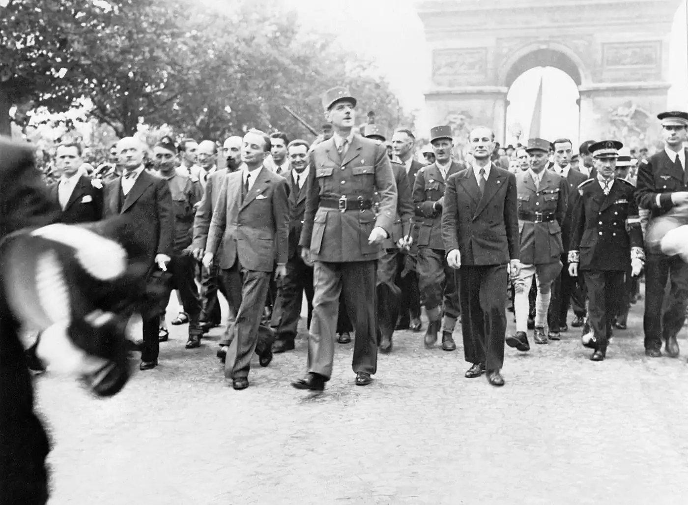 Avec son entourage, défilant sur les Champs-Élysées après la libération de Paris en août 1944.