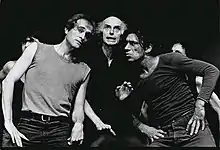 Photo en noir et blanc de trois comédiens en jeans et t-shirts.