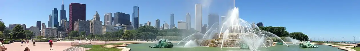 Panorama de la fontaine et de son environnement immédiat.