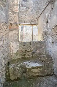 Pièce avec sur le bas une banquette en maçonnerie surplombée d'une fenêtre