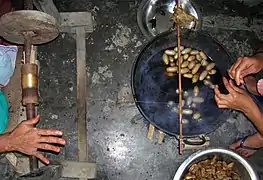 Filage de la soie à Sualkuchi, un village réputé en Inde pour son artisanat textile.