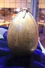Un œuf en or comportant des inscriptions