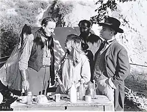 À g., avec Ann Kroman au centre, dans The Medicine Man (1917)