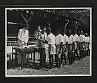 Remise de médailles à des écoliers tanganyikais.