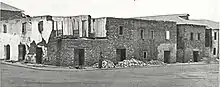 Photo de maisons rudimentaire accolées.