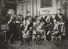 les rois de neuf pays européens en uniforme d'apparat posent dans un salon