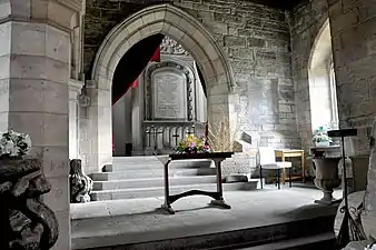 Vue d'une chapelle latérale gothique où un autel a été aménagé en cénotaphe.