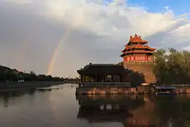 La tour d'angle nord-ouest avec un arc-en-ciel secondaire.