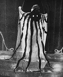 L'Octopus Gown par Clare West, portée par Bebe Daniels dans Le cœur nous trompe