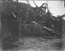 Les personnels de l'hôpital militaire anglais dans les ruines du château, en janvier 1917.