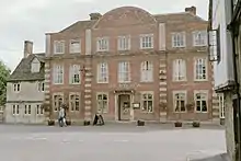 Vastz bâtiment de briques de 3 étages. La façade est séparée en un bloc central où se trouve la porte d'entrée surmontée de l'inscription The Red Lion, et deux « ailes » par deux parements alternant pierre et briques. Les mêmes marquent les angles.