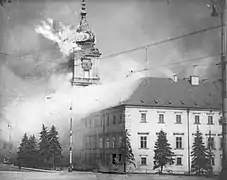 Le palais royal de Varsovie en flamme après le bombardement allemand de la ville, 7 septembre 1939