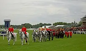 Le cortège de la reine Élisabeth II se retire après l'avoir conduite au meeting d'Ascot en 2008.