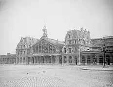 Le bâtiment voyageurs endommagé, vu en 1917.
