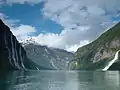 Cascades des Sept Sœurs (à gauche) et de Wooer (à droite) sur les flancs des montagnes encadrant le Geirangerfjord.