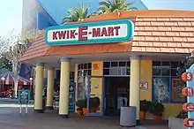 Un magasin portant une enseigne Kwik-E-Mart.