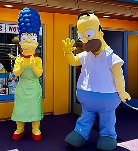Marge et Homer Simpson, son mari à sa gauche.