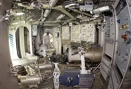 Le compartiment arrière de l'atelier orbital en cours d'aménagement.