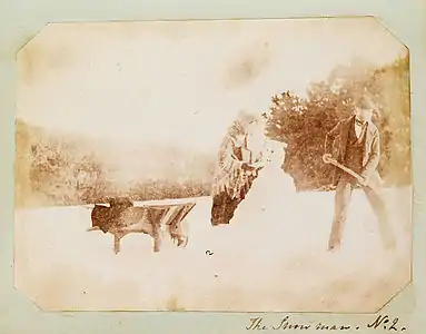 La première photographie connue d'un bonhomme de neige (v. 1853), par Mary Dillwyn.