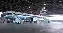 Boeing 767-200 dans un hangar