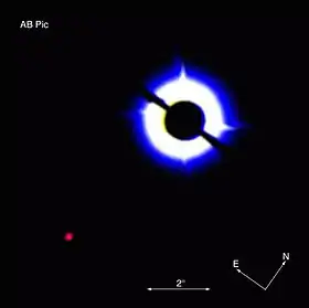 Coronographie d'AB Pictoris montrant un compagnon dont on ignore s'il s'agit d'une naine brune ou d'une exoplanète géante gazeuse.