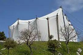 Le temple est protégé par un vélum depuis 1990.