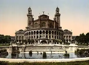 Le palais du Trocadéro, construit exceptionnellement pour l'exposition universelle de 1878 et détruit ensuite, était un mélange d'architecture mauresque et byzantine.