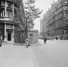 Casemate en brique dans une rue de Londres, avec la colonne Nelson à l'arrière-plan