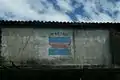 Arrière d'un bâtiment avec un graffiti datant de la guerre