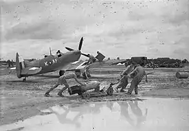 Un Supermarine Spitfire Mark VIII du 607e escadron est préparé par un équipage de la RAF pendant la mousson à Mingaladon en vue d'une sortie contre la tentative d'évasion japonaise à Sittang.