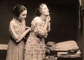 The Wharf Rat (1916) : Mae Marsh et Pauline Starke