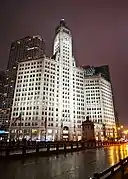 Le Wrigley Building de nuit.