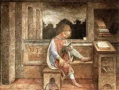 Enfant assis sur un banc lisant un livre devant une fenêtre