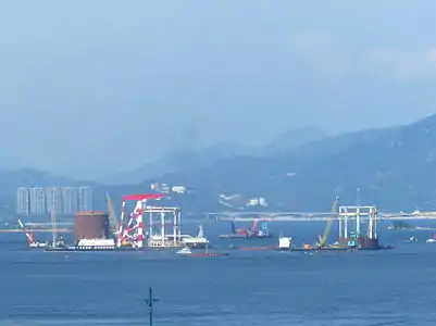 Création de l'ile artificielle pour le bâtiment des Hong Kong Boundary Crossing Facilities (travaux en cours en octobre 2012).