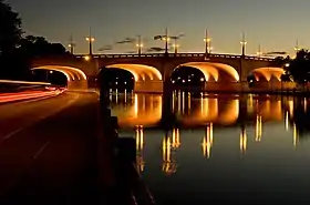 Pont de la rue Bank au crépuscule