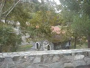 L'église de la Vierge Marie (Panagia) et Chrysosotiros.